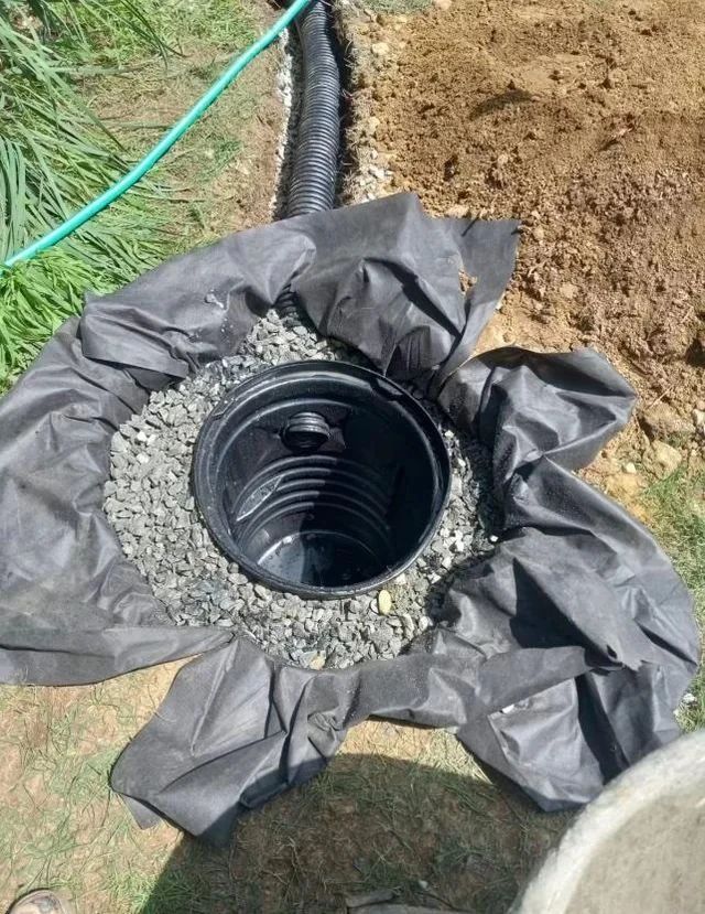 Drainage basin set in gravel with filter fabric